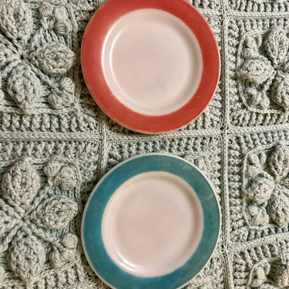 Pyrex  vintage Colorful Ceramic Dinner Plate Set